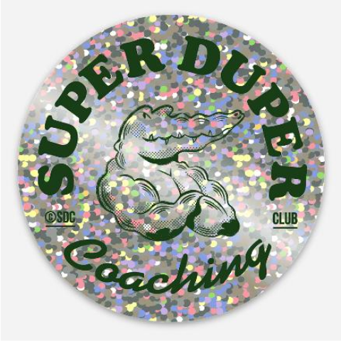 Logo circulaire avec un crocodile dessiné et le texte « Super Duper Coaching » en lettres capitales vertes sur un fond confettis holographique.