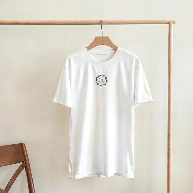 T-shirt blanc avec logo de Super Duper sur une tringle à vêtements