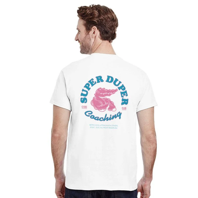 Un homme vu de dos portant un t-shirt blanc avec un dessin de crocodile rose et des textes bleus et roses.