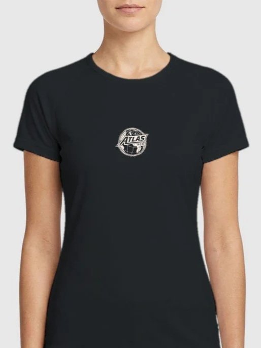 Une femme porte un t-shirt noir avec un logo 'ATLAS' au centre.