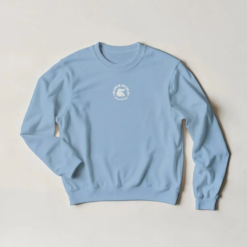 Un sweat-shirt bleu clair avec un logo blanc au centre, comprenant une vague et la phrase "SUPER DRY GOLF".