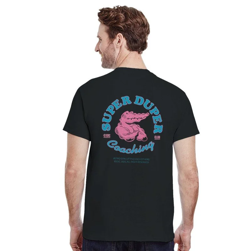 Un homme vu de dos portant un t-shirt noir avec un crocodile rose et des textes en bleu et en blanc