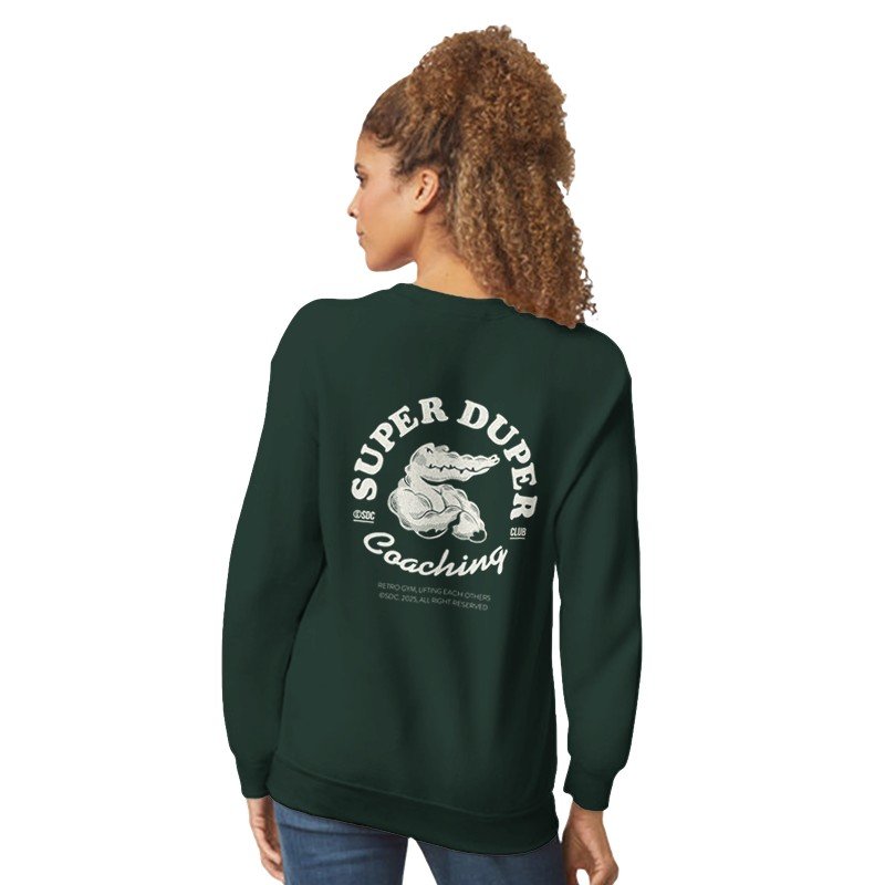Femme portant un sweat à capuche vert foncé avec un logo et des écritures blanches à l'arrière.