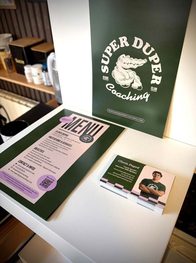 Cartes de visite et menu d'un coach sportif appelé Clovis Dupé, avec un logo représentant un alligator et le texte 'Super Duper Coaching'.
