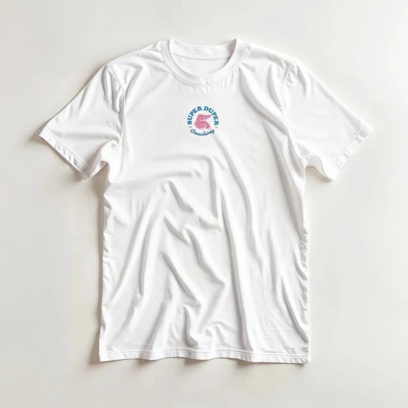 Un t-shirt blanc avec un logo au centre en bleu et rose, comprenant une silhouette de super-héros et le texte "SUPER DUDE" et "Cocmeaning".