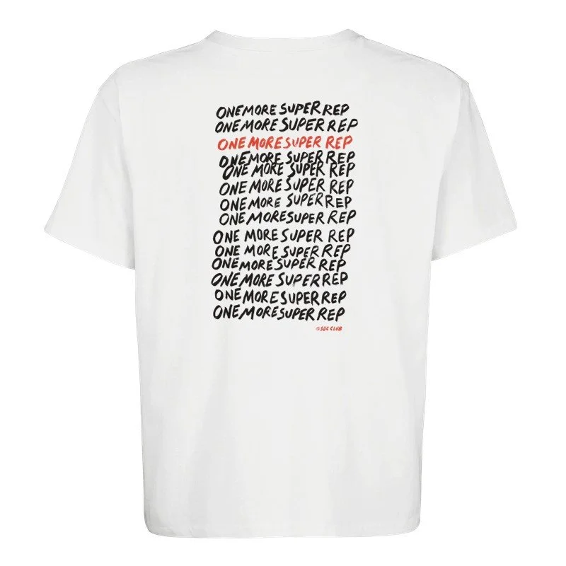 Un t-shirt blanc avec le texte 'ONE MORE SUPER RED' répété en noir et en rouge, avec 'ASPE CLUB' écrit en rouge en bas à droite.
