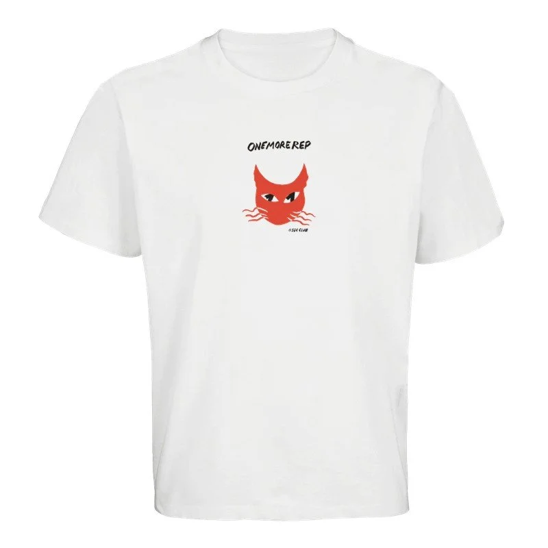 T-shirt blanc avec un dessin stylisé de tête de chat rouge, yeux noirs, avec des vagues sous le visage, et du texte "ONEMORE RED" au-dessus du chat.