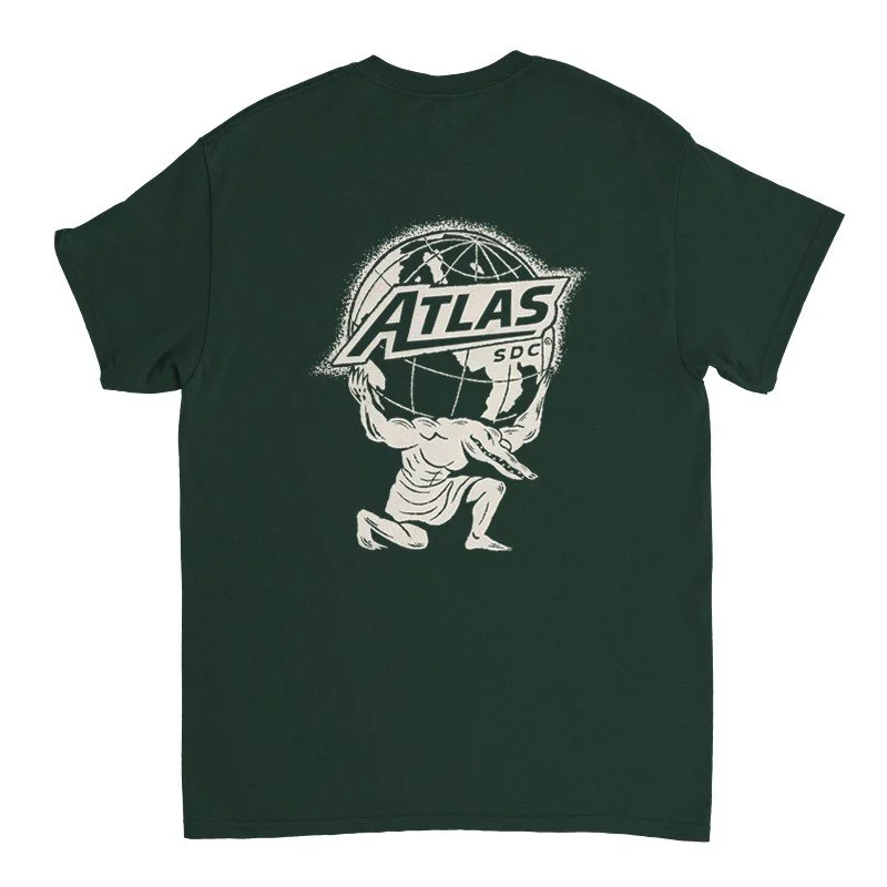 T-shirt vert avec un graphique d'une personne portant la Terre sur ses épaules, portant le mot 'ATLAS' en lettres capitales.