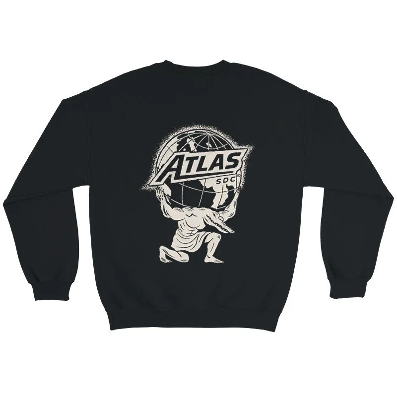 Sweatshirt noir avec un graphique représentant un homme portant une planète Terre avec le logo ATLAS.