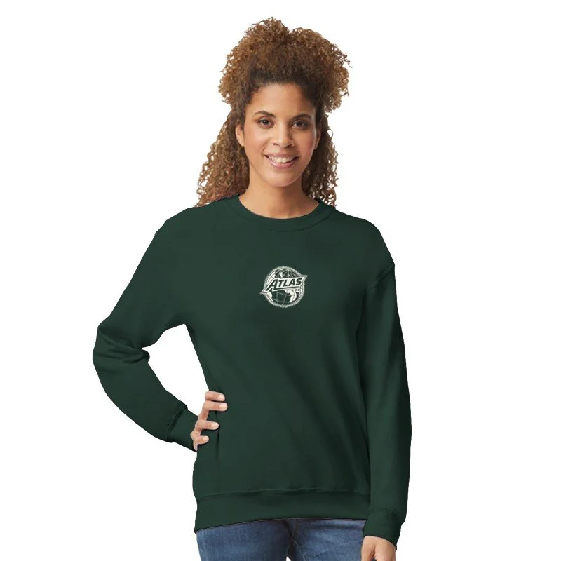 Femme souriante portant un sweat à capuche vert avec un logo Atlas sur la poitrine, fond blanc.