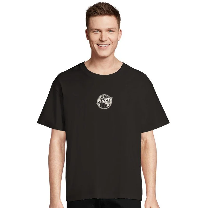 Homme souriant portant un t-shirt noir avec un logo Atlas au centre.