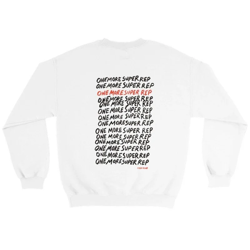 Sweat à capuche blanc avec le texte 'ONE MORE SUPER REP' répété en noir, avec une ligne en rouge 'ONE MORE SUPER REP'.