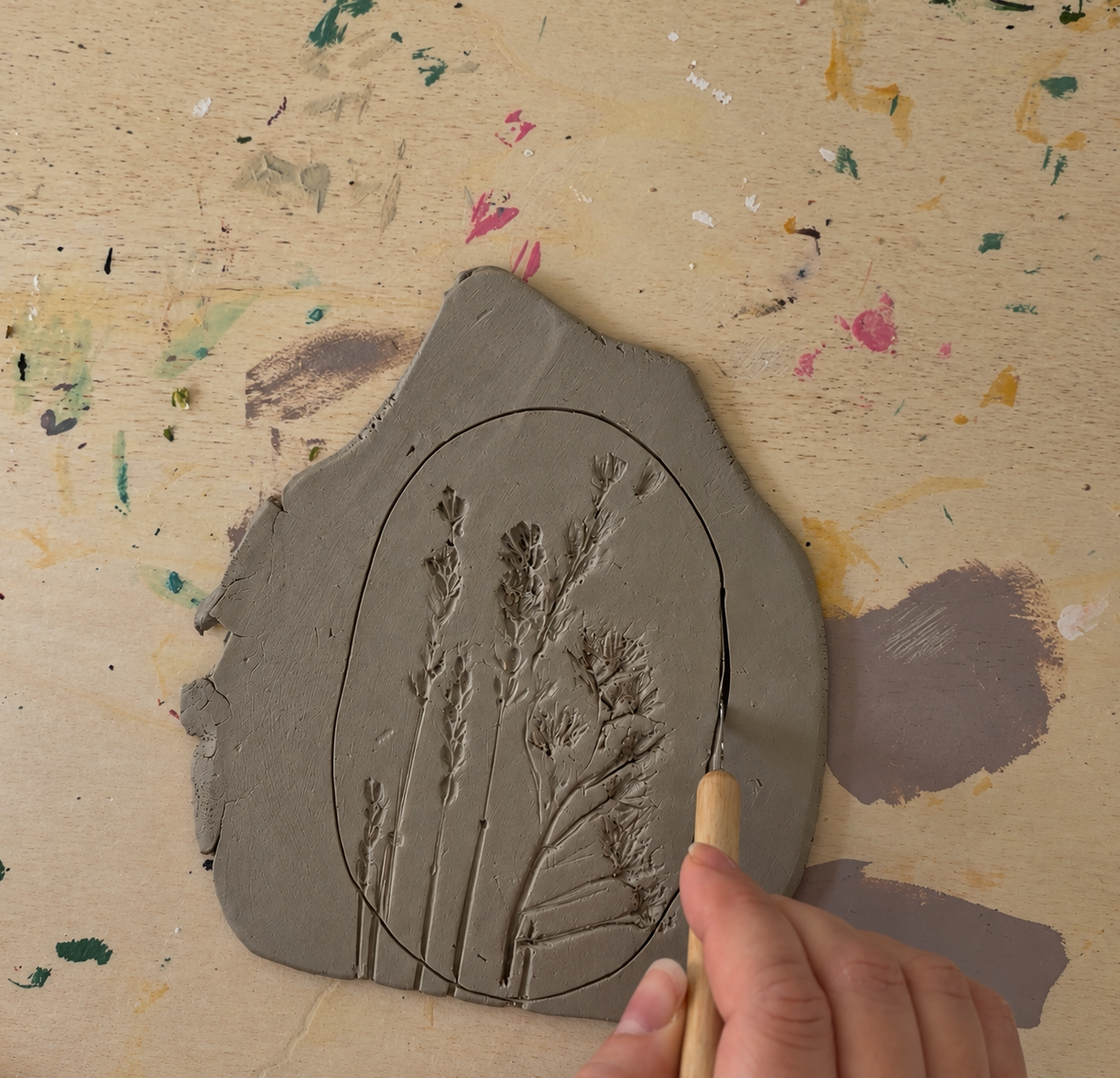 Tonrelief mit botanischem Muster.png