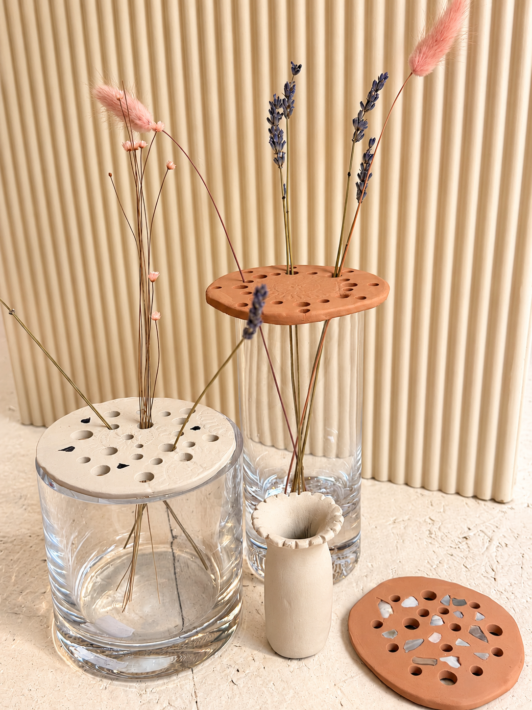 Minimalistische Vasen mit Trockenblumen.png