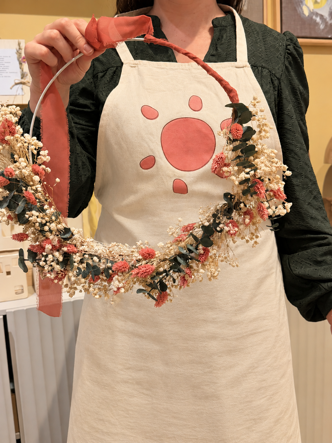 Handgemachter Trockenblumenkranz im Atelier.png