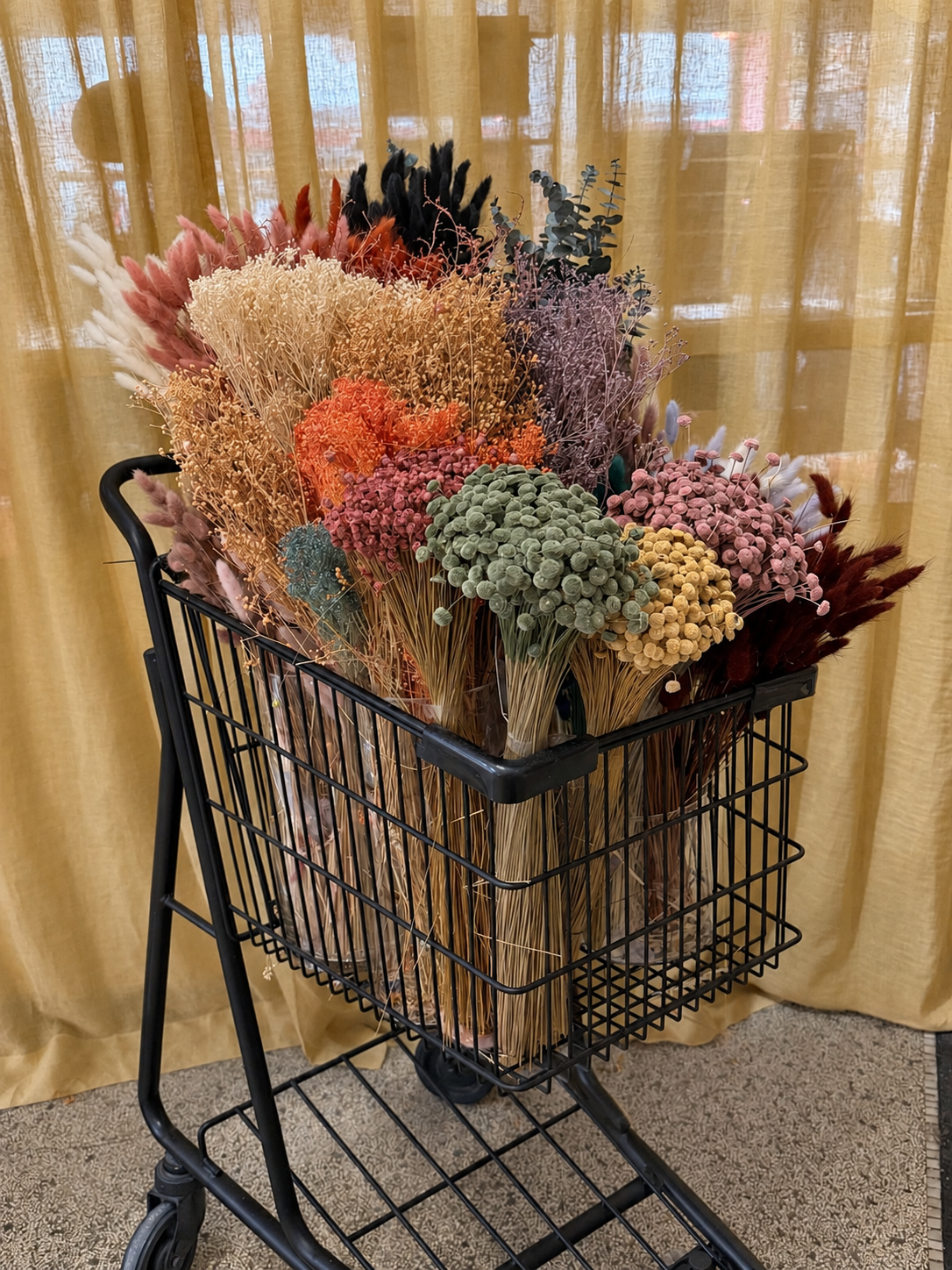 Drahtkorb voller Trockenblumen.png