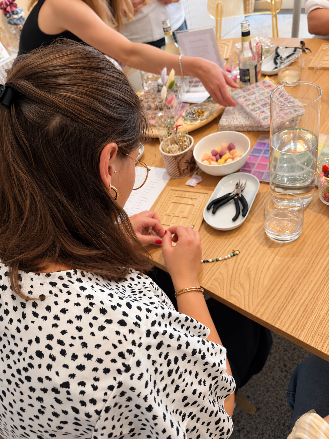 Kreativer Schmuck-Workshop am Holztisch.png