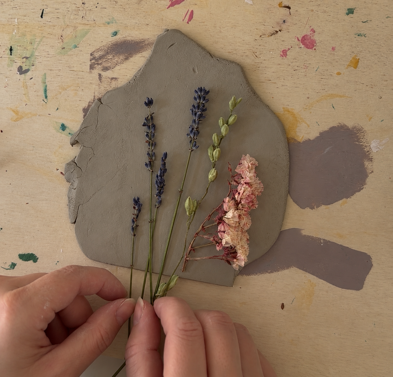 Getrocknete Blumen auf grauem Ton.png