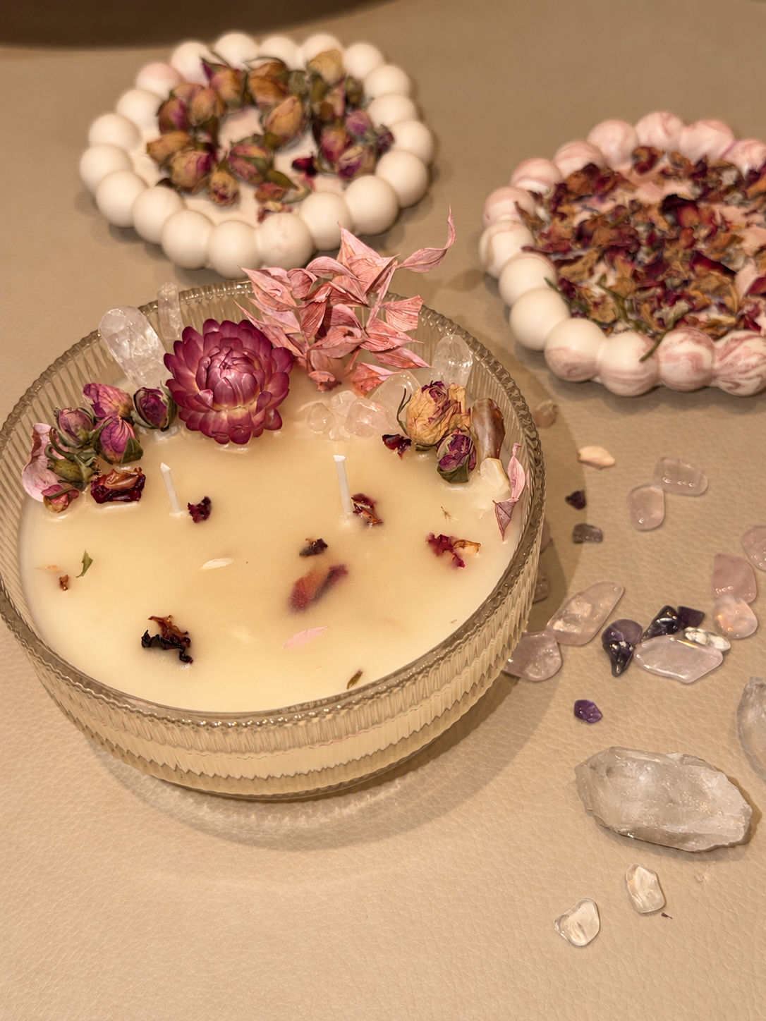 Handgefertigte Blumenkrezen mit Kristallen.png