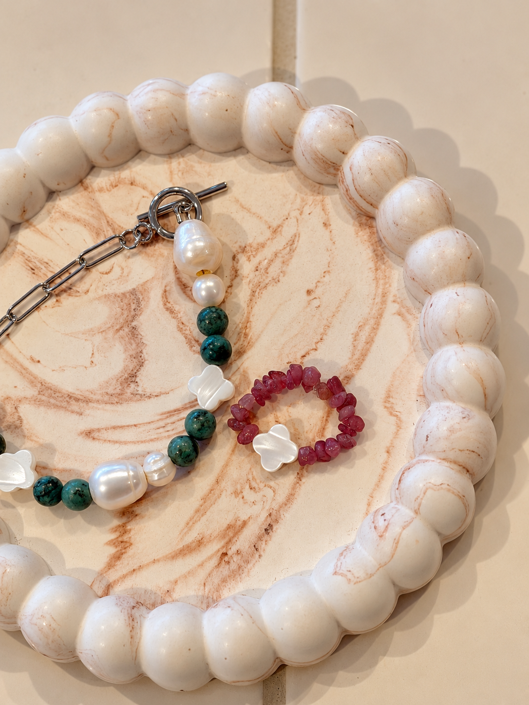 Marbletablett mit Perlen- und Edelsteinschmuck.png