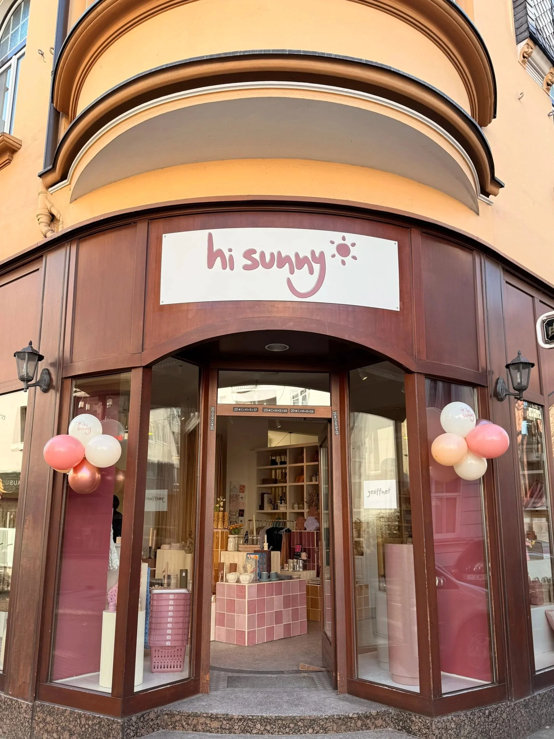 Unser Store 'hi sunny' - hier findest du Designs, Mode und ein Angebot kreativer Workshops. Unser Türen stehen dir offen!