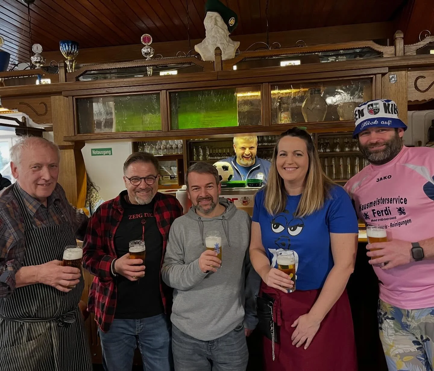 Traditionelles Schlachtsch&uuml;sselessen beim TV Blankenbach 💙🤍

Zwischen Schafkopf, einem Freundschaftsspiel und guten Gespr&auml;chen.

Danke @tv_blankenbach f&uuml;r ein tolles Event! 🎉

Im Hintergrund l&auml;uft der Hallenumbau f&uuml;r den K