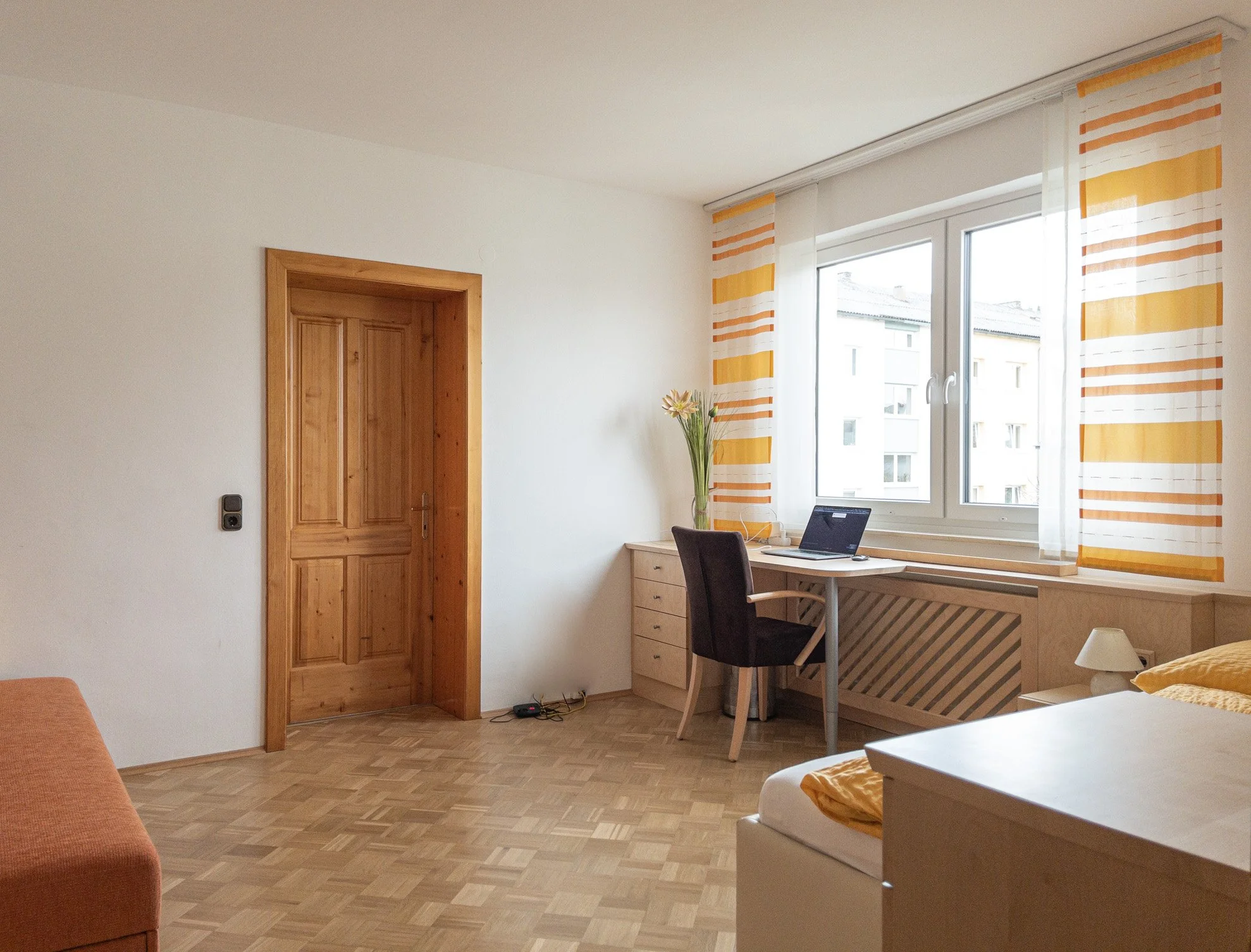 Zimmer 2: 
Zimmer mit Bett der Größe 120×200cm, ausziehbare Schlafcouch 160×200cm, Nutzung als Zwei- oder Dreibettzimmer möglich (mit Durchgang in Zimmer 4), Kabel-TV, W-lan