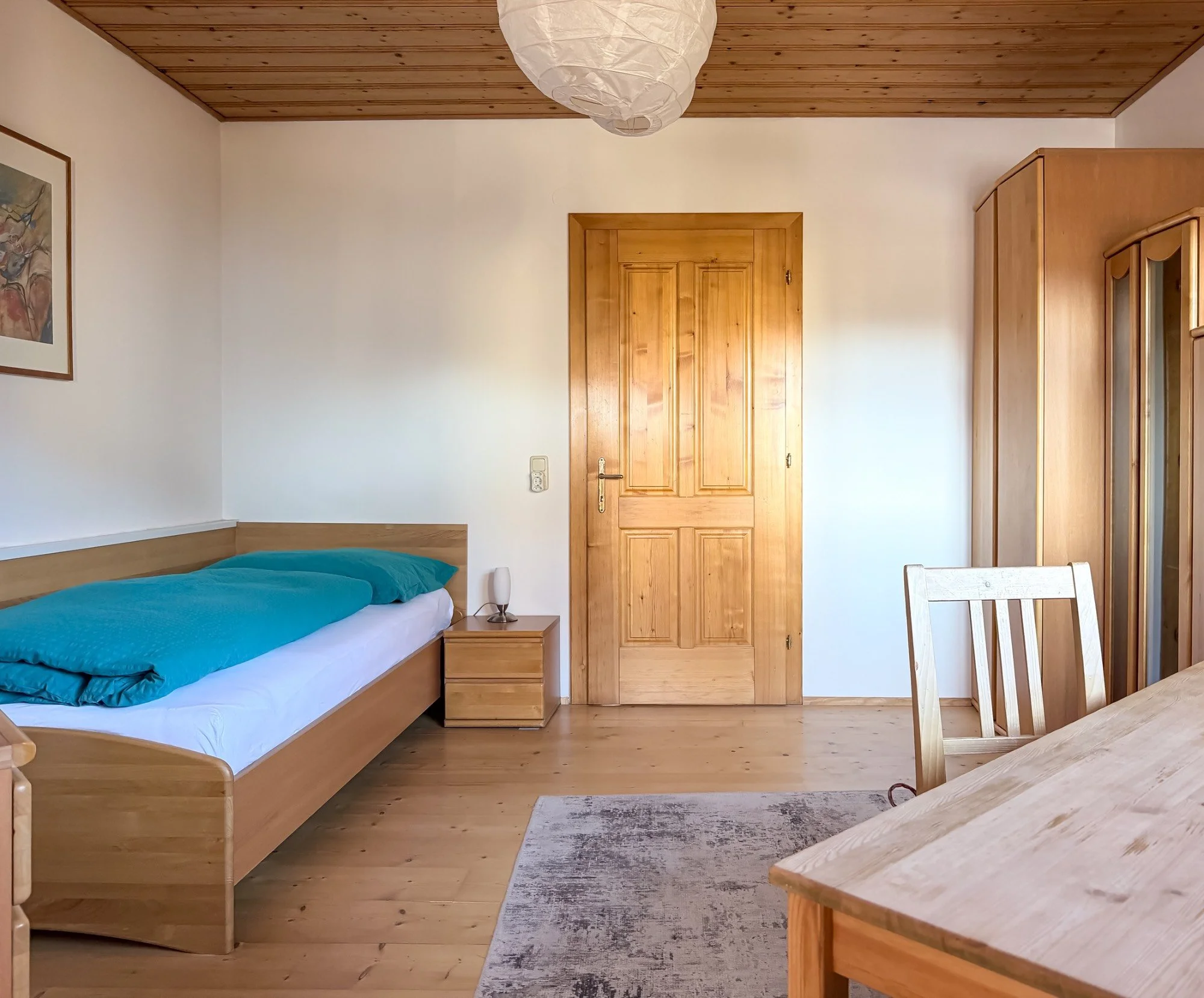 Zimmer 4: 
Zimmer mit Bett der Größe 90×200cm, begehbar über Balkon oder Zimmer 2, Kabel-TV, W-lan