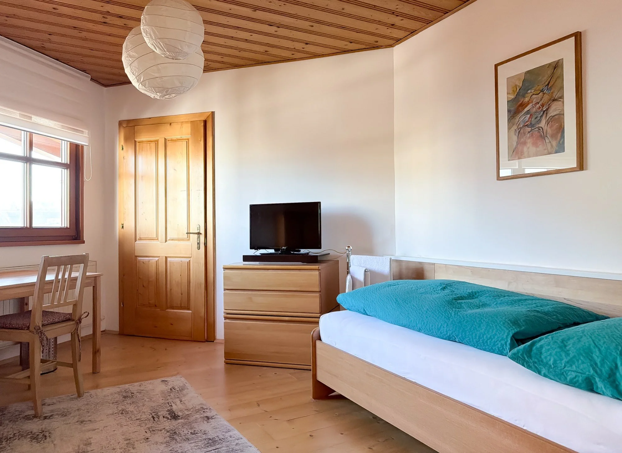 Zimmer 4: 
Zimmer mit Bett der Größe 90×200cm, begehbar über Balkon oder Zimmer 2, Kabel-TV, W-lan