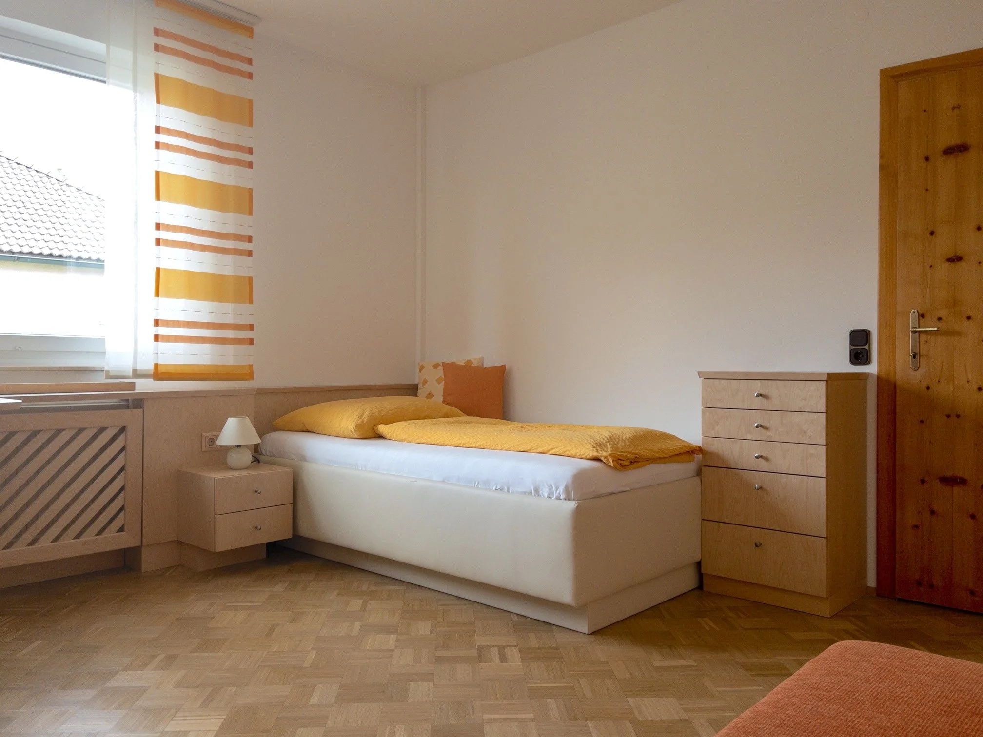 Zimmer 2: 
Zimmer mit Bett der Größe 120×200cm, ausziehbare Schlafcouch 160×200cm, Nutzung als Zwei- oder Dreibettzimmer möglich (mit Durchgang in Zimmer 4), Kabel-TV, W-lan