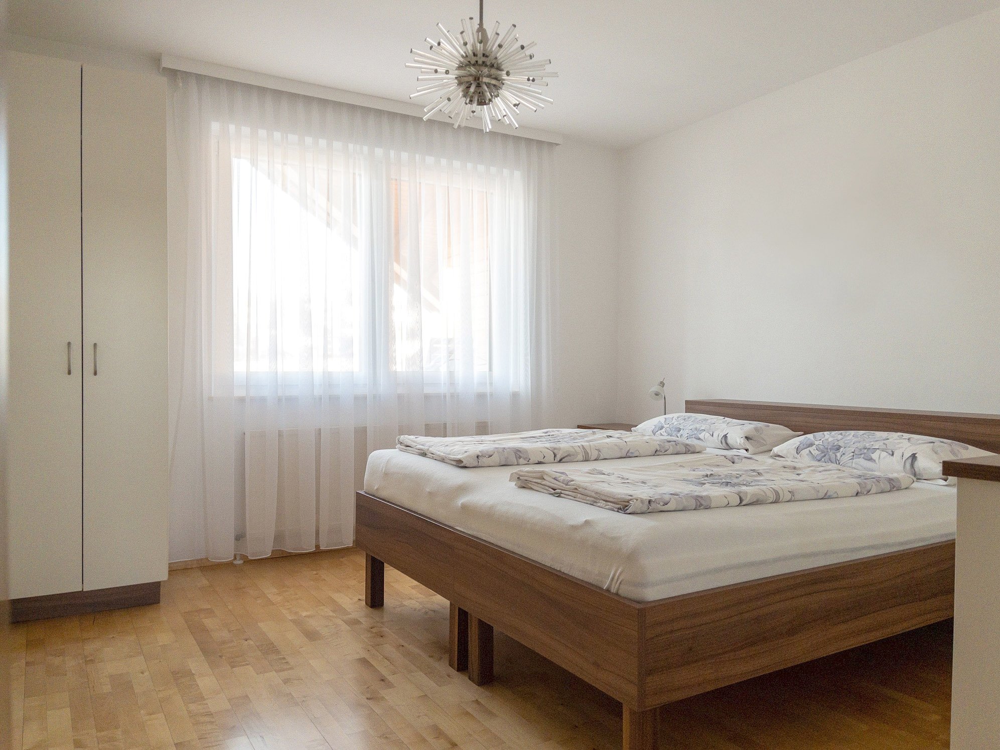 Zimmer 1:
Zimmer mit Doppelbett (180×200cm), Betten sind teilbar, Nutzung als Zweibettzimmer möglich, Kabel-TV, W-lan