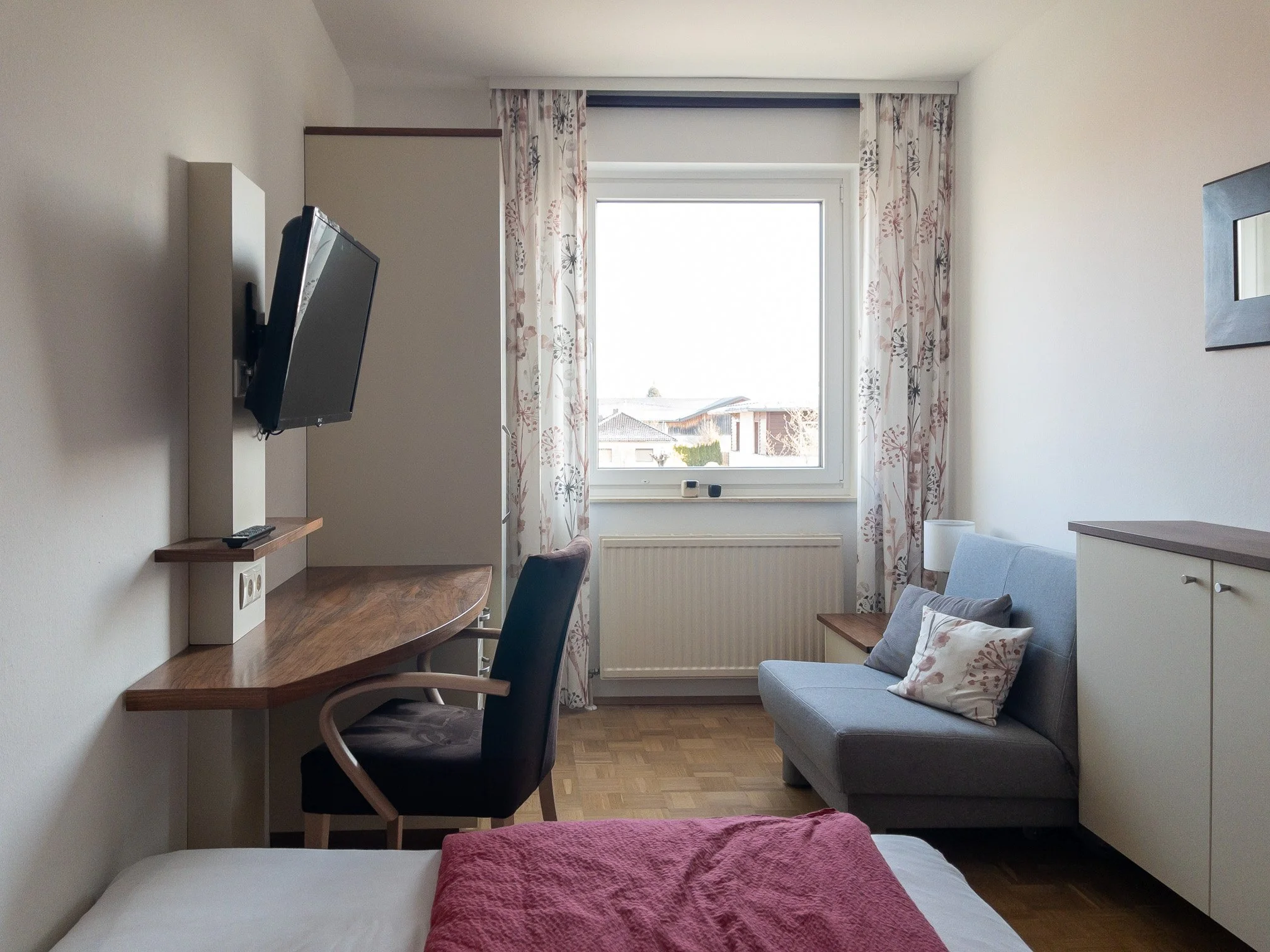 Zimmer 3: 
Zimmer mit Bett der Größe 140×200cm, Einzel- oder Doppelbelegung möglich, Kabel-TV, W-lan