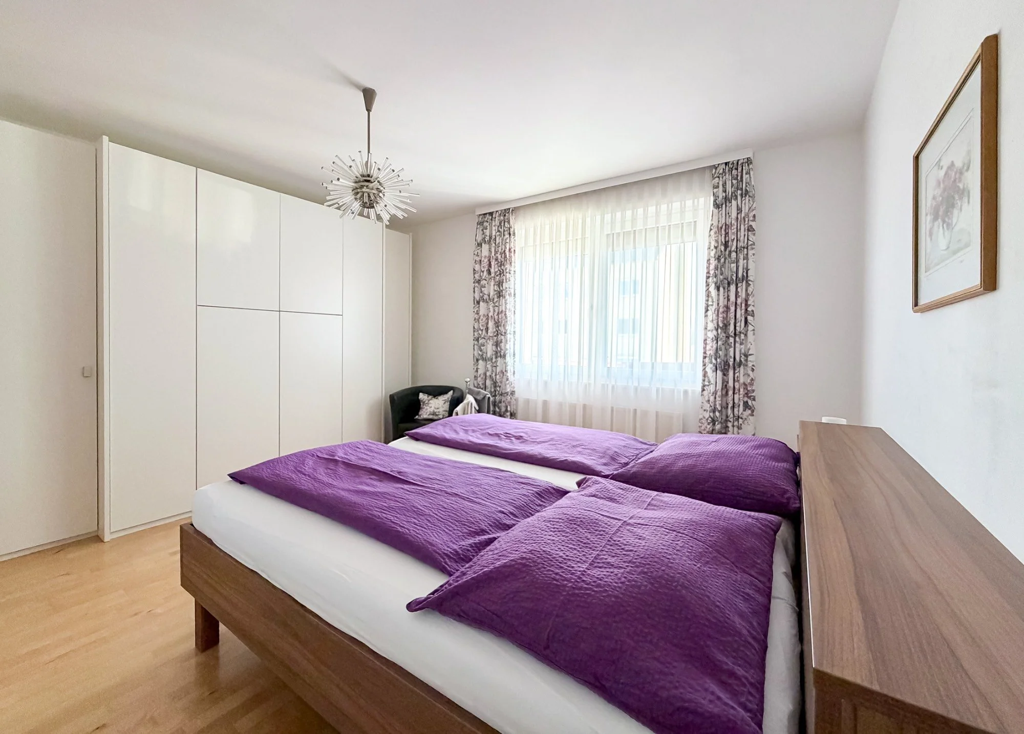 Zimmer 1:
Zimmer mit Doppelbett (180×200cm), Betten sind teilbar, Nutzung als Zweibettzimmer möglich, Kabel-TV, W-lan