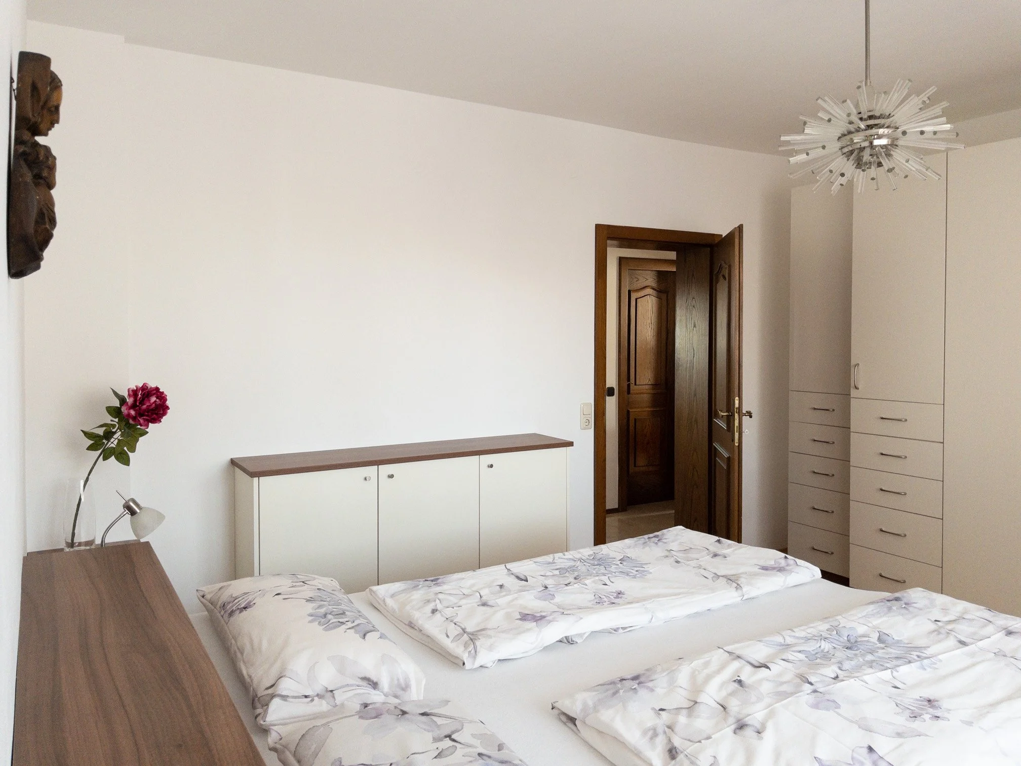 Zimmer 1:
Zimmer mit Doppelbett (180×200cm)
Betten sind teilbar, Nutzung als Zweibettzimmer möglich
Kabel-TV, W-lan