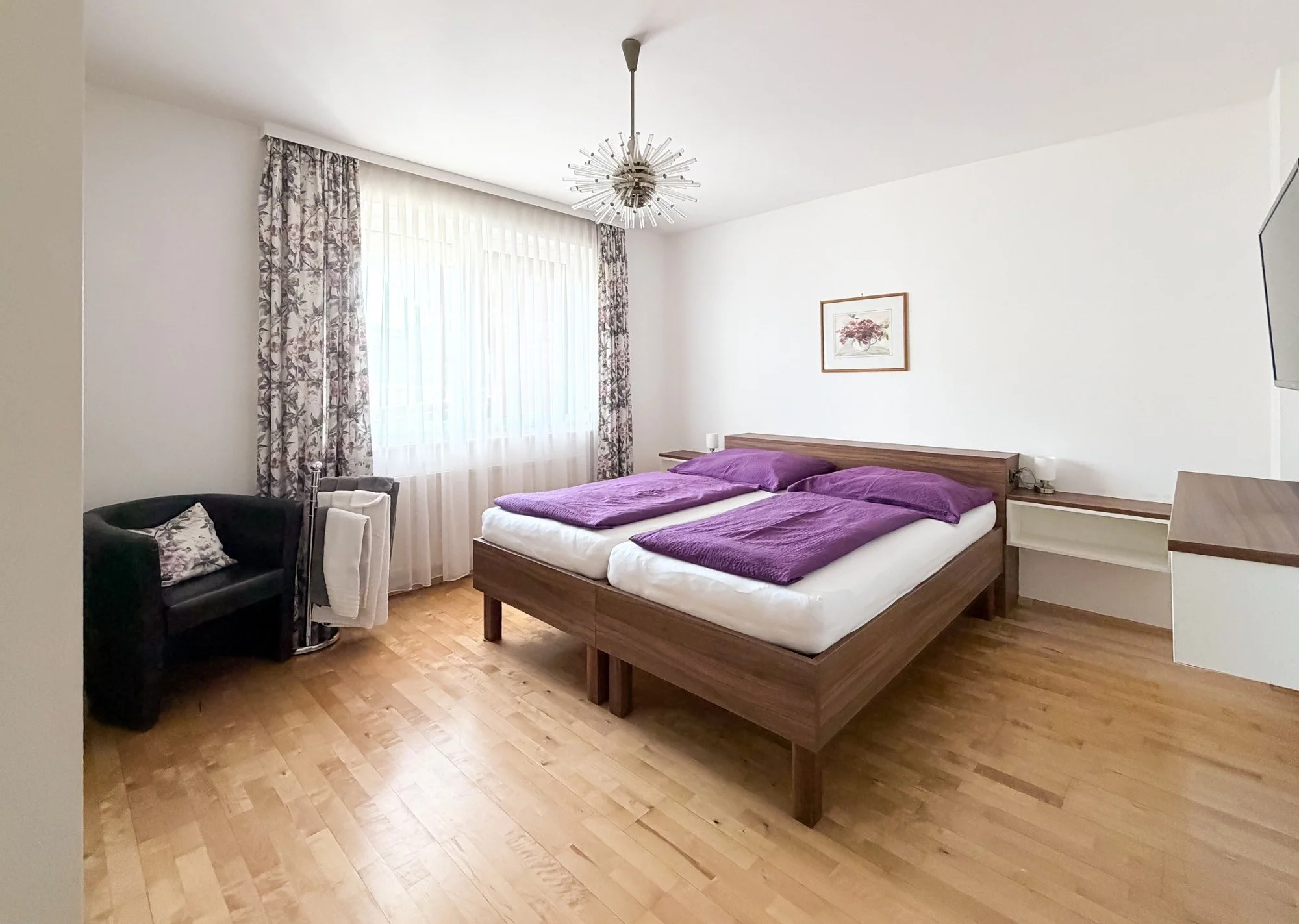 Zimmer 1:
Zimmer mit Doppelbett (180×200cm), Betten sind teilbar, Nutzung als Zweibettzimmer möglich, Kabel-TV, W-lan