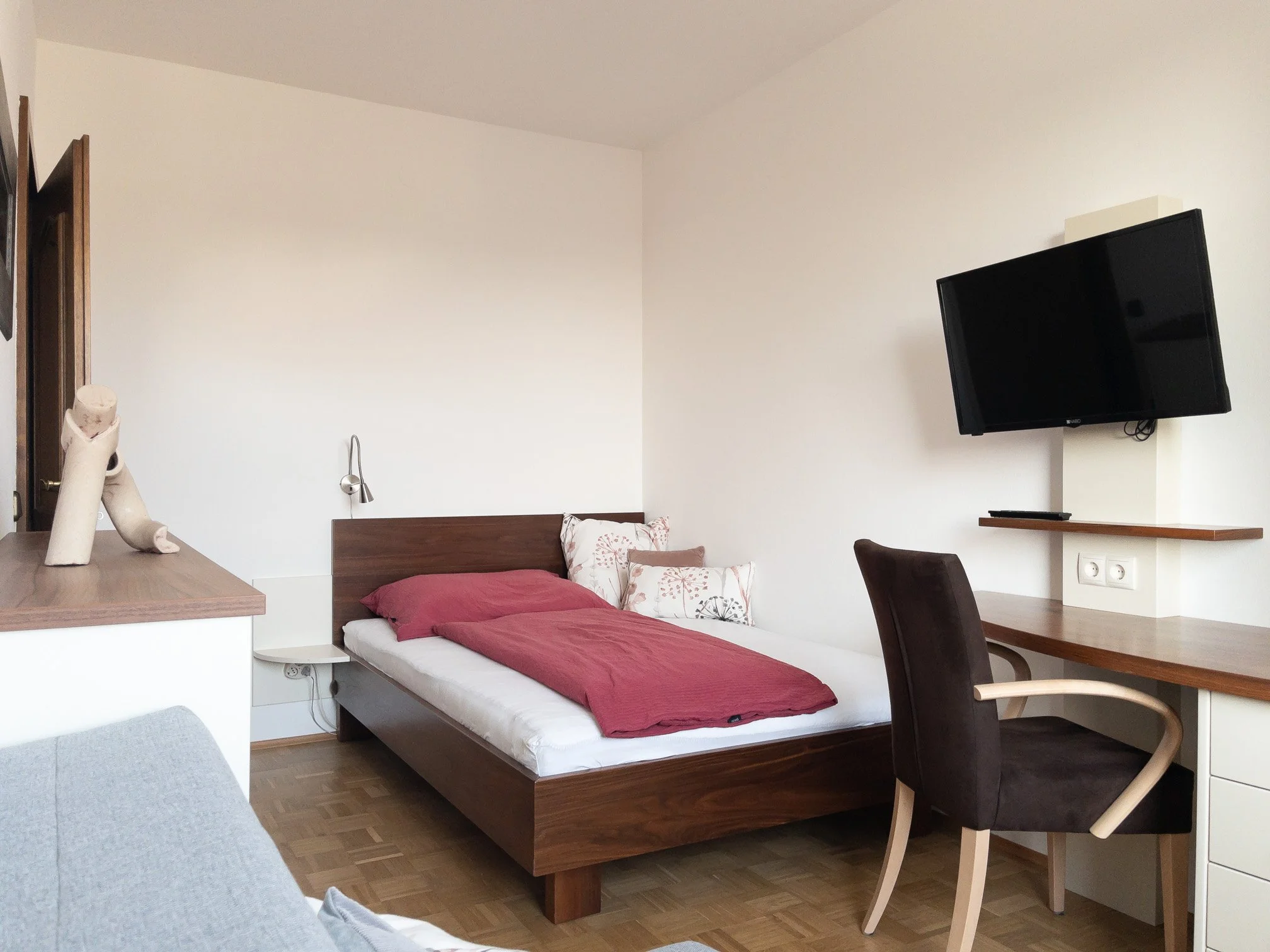 Zimmer 3: 
Zimmer mit Bett der Größe 140×200cm, Einzel- oder Doppelbelegung möglich, Kabel-TV, W-lan