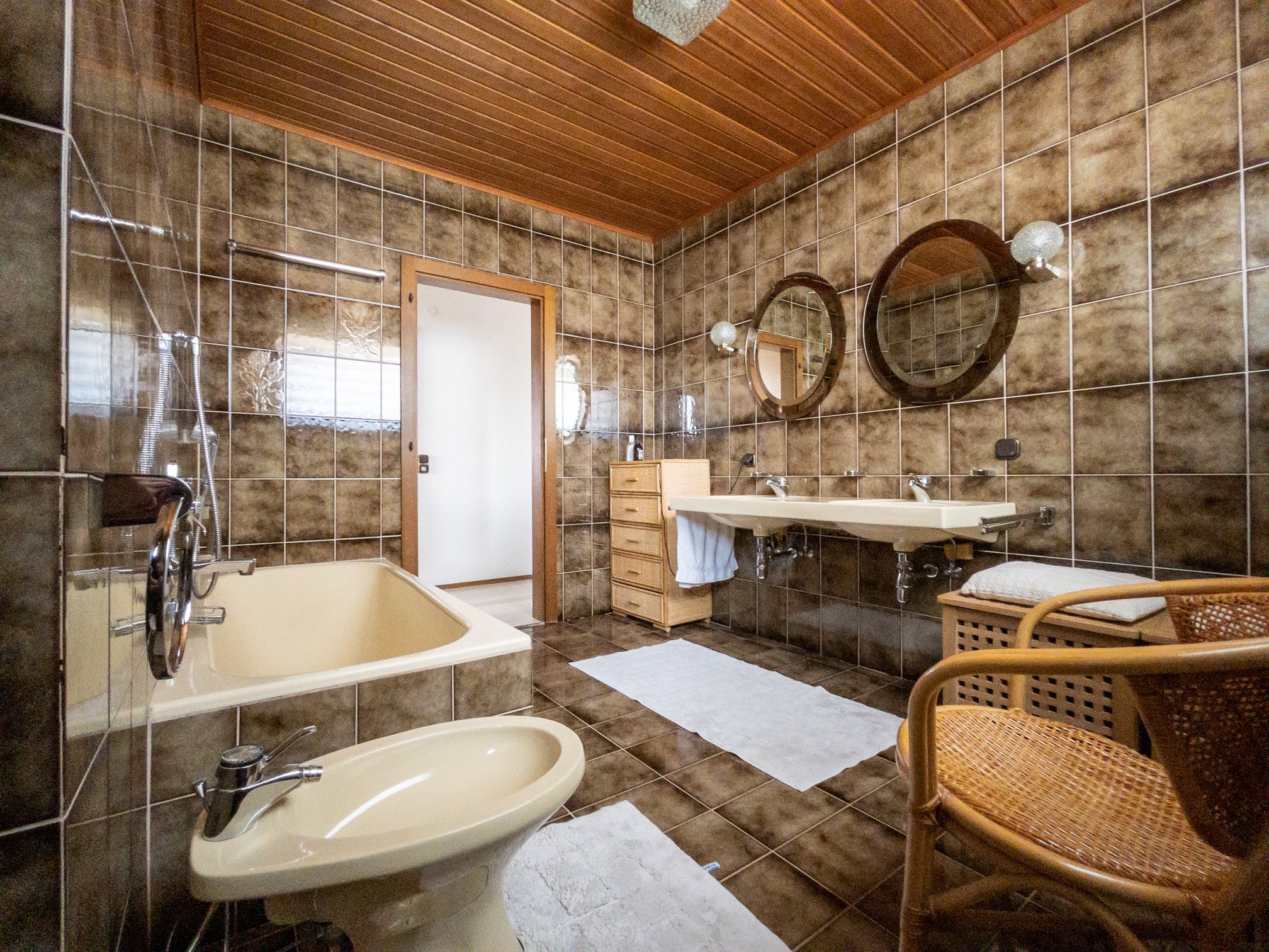 Badezimmer mit Badewanne und Dusche