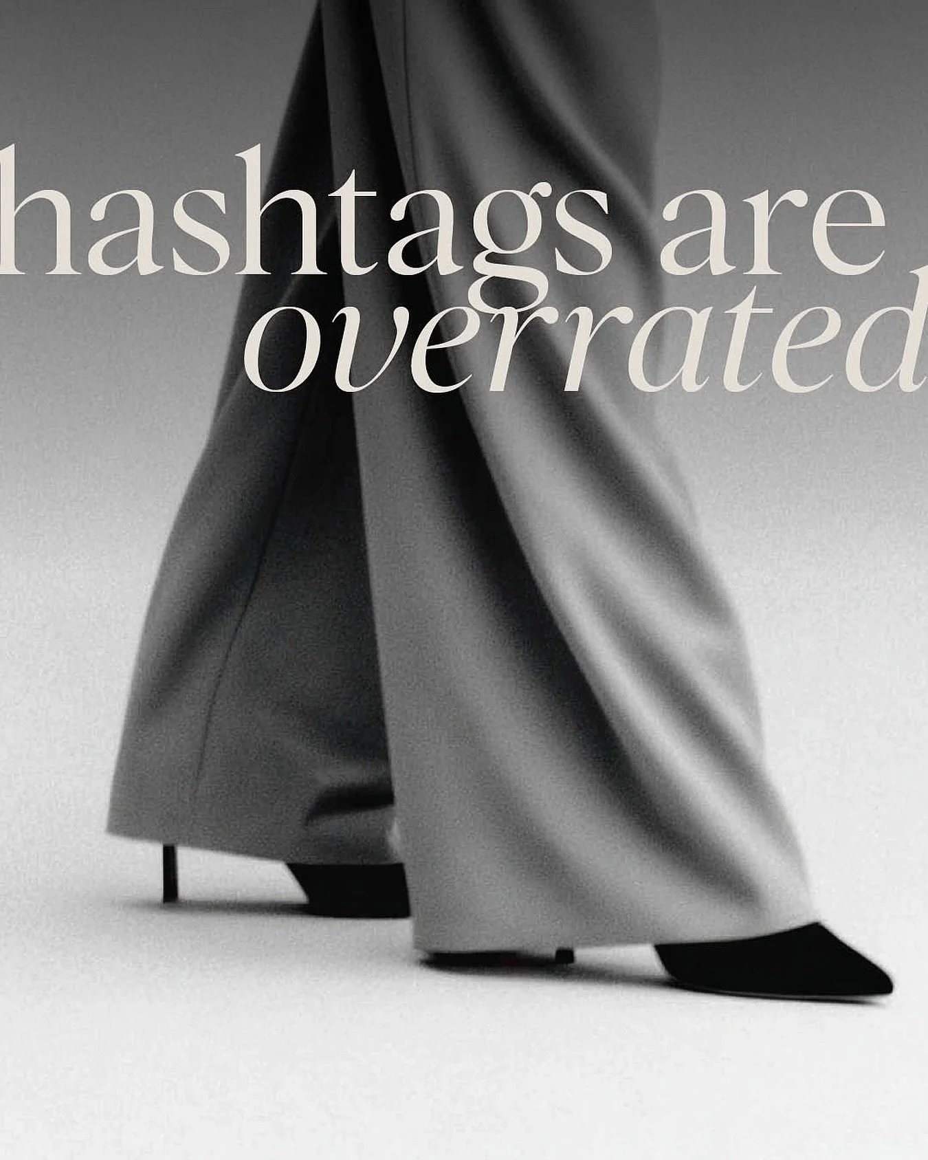 𝗛𝗮𝘀𝗵𝘁𝗮𝗴𝘀 𝗮𝗿𝗲 𝗼𝘃𝗲𝗿𝗿𝗮𝘁𝗲𝗱 
Het is officieel bevestigd door de CEO van Instagram: hashtags zorgen niet meer voor groei.

Dus als je nog steeds uren spendeert aan het zoeken van de perfecte hashtagmix... stop. (Je tijd is &eacute;cht t