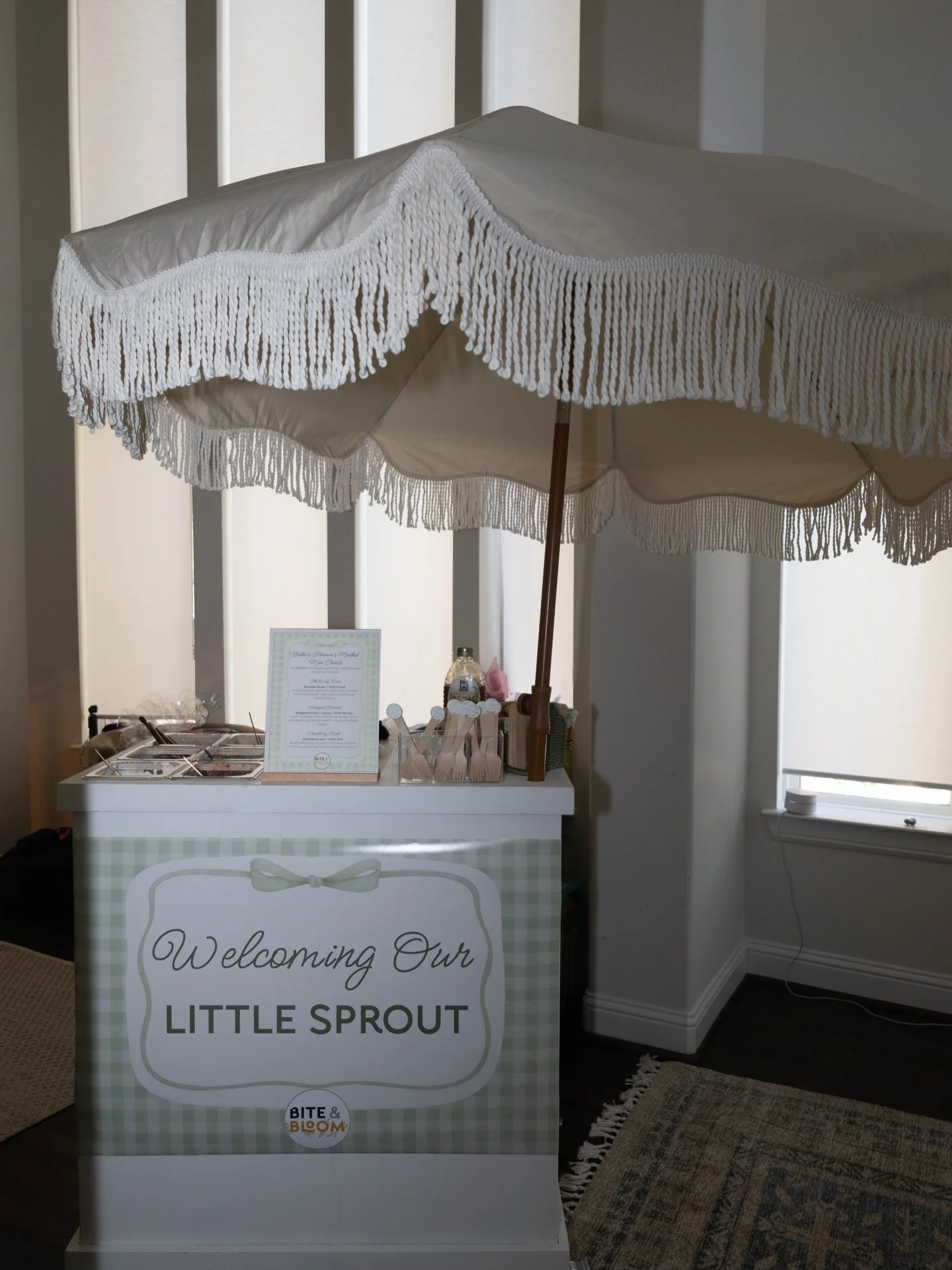 Okay but tell me this isn&rsquo;t farmer&rsquo;s market baby shower perfection 🥹🍓🌿
From the teeny-tiny details to the seriously dreamy bites&mdash;this spread was made just for this mama + theme.
✨ Petite toast with avocado &amp; chili crunch
🍓 H