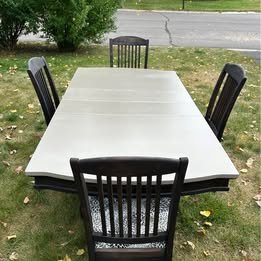Table and chairs2.jpg