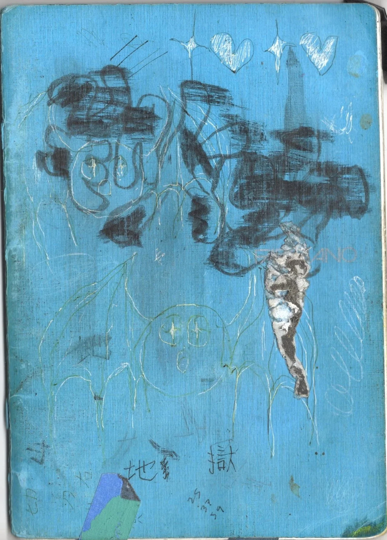 Dibujo infantil en una libreta azul que muestra árboles, corazones, rostros y humo que sale de una figura, con algunos escritos en japonés y frases en inglés y español.