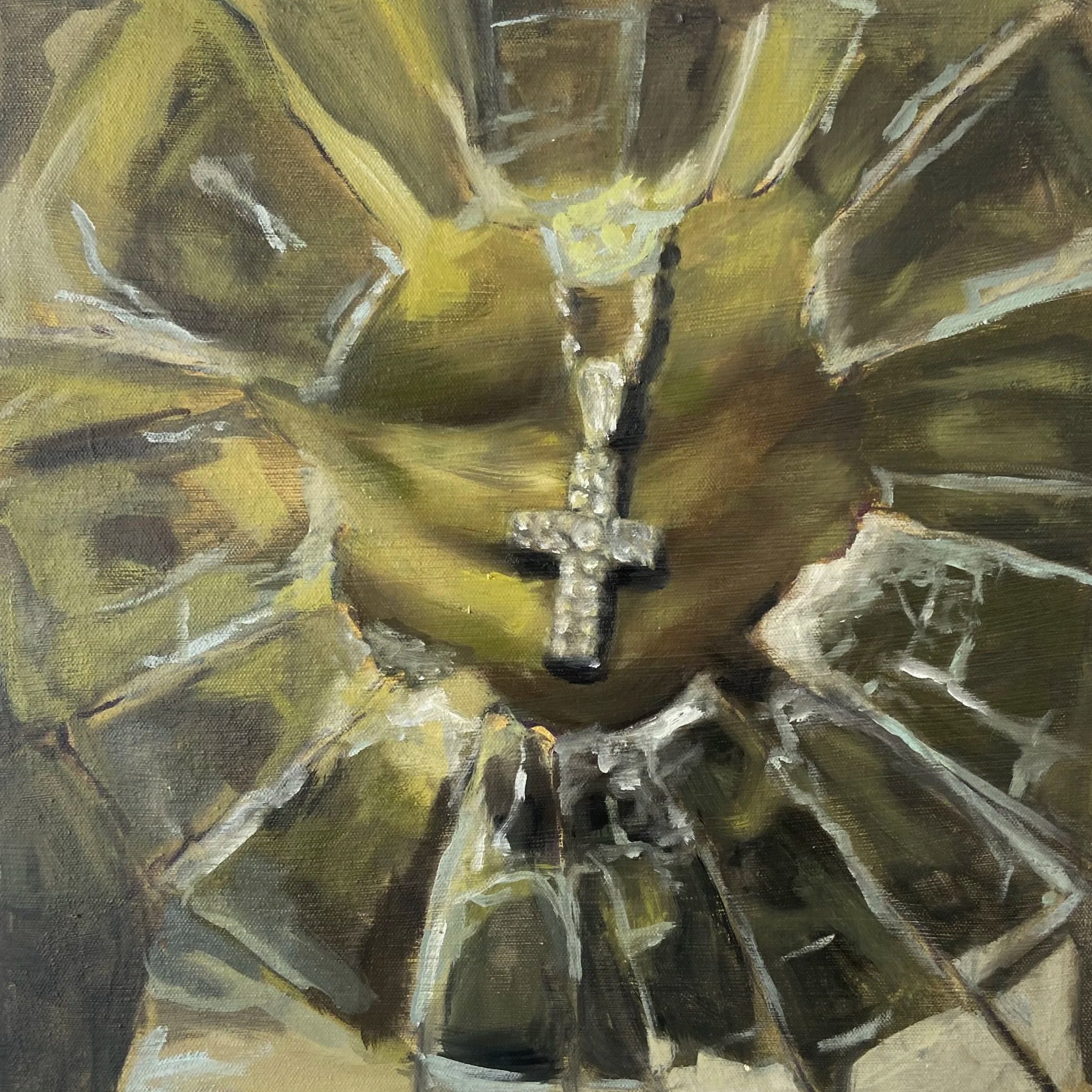 Pintura de una figura con un collar de rosario y un crucifijo en el cuello, con un fondo en tonos oscuros y verdes.