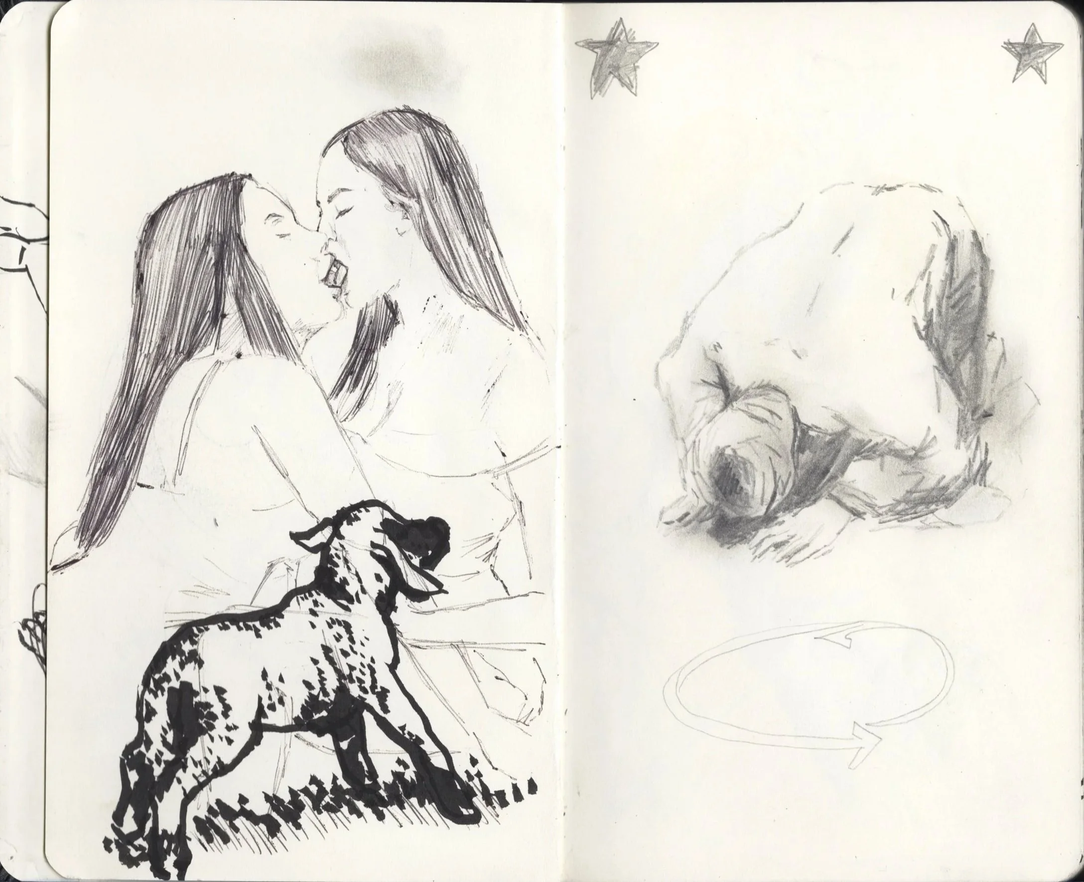 Boceto a lápiz de dos mujeres besándose y un cachorro de perro en la parte inferior izquierda, con estrellas decorativas en la esquina superior derecha.