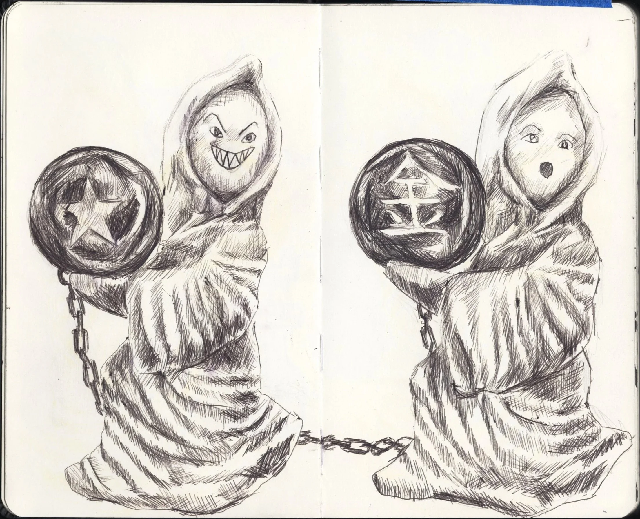 Dibujo a lápiz de dos figuras con capuchas y túnicas, sosteniendo calabazas decoradas con símbolos de Halloween y cadenas en los brazos.