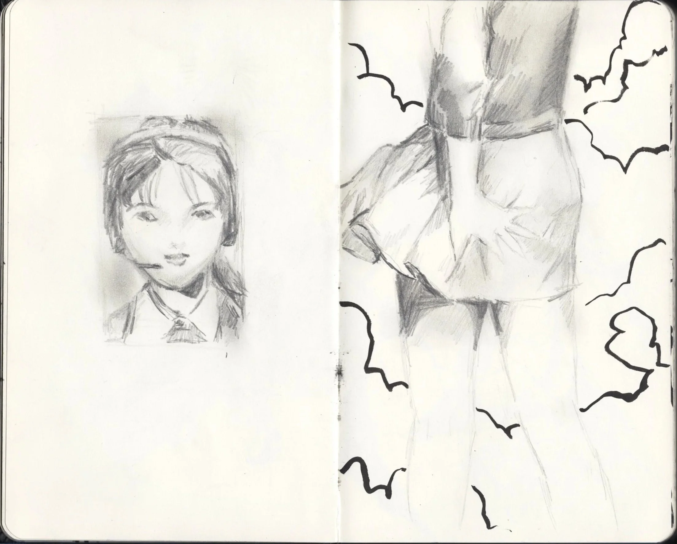 Dibujo en lápiz de una niña con cabello corto y un uniforme escolar a la izquierda, y una figura femenina de cintura para abajo con una falda y piernas, rodeada de líneas y siluetas de murciélagos, en un dibujo de estilo de cómic a la derecha.