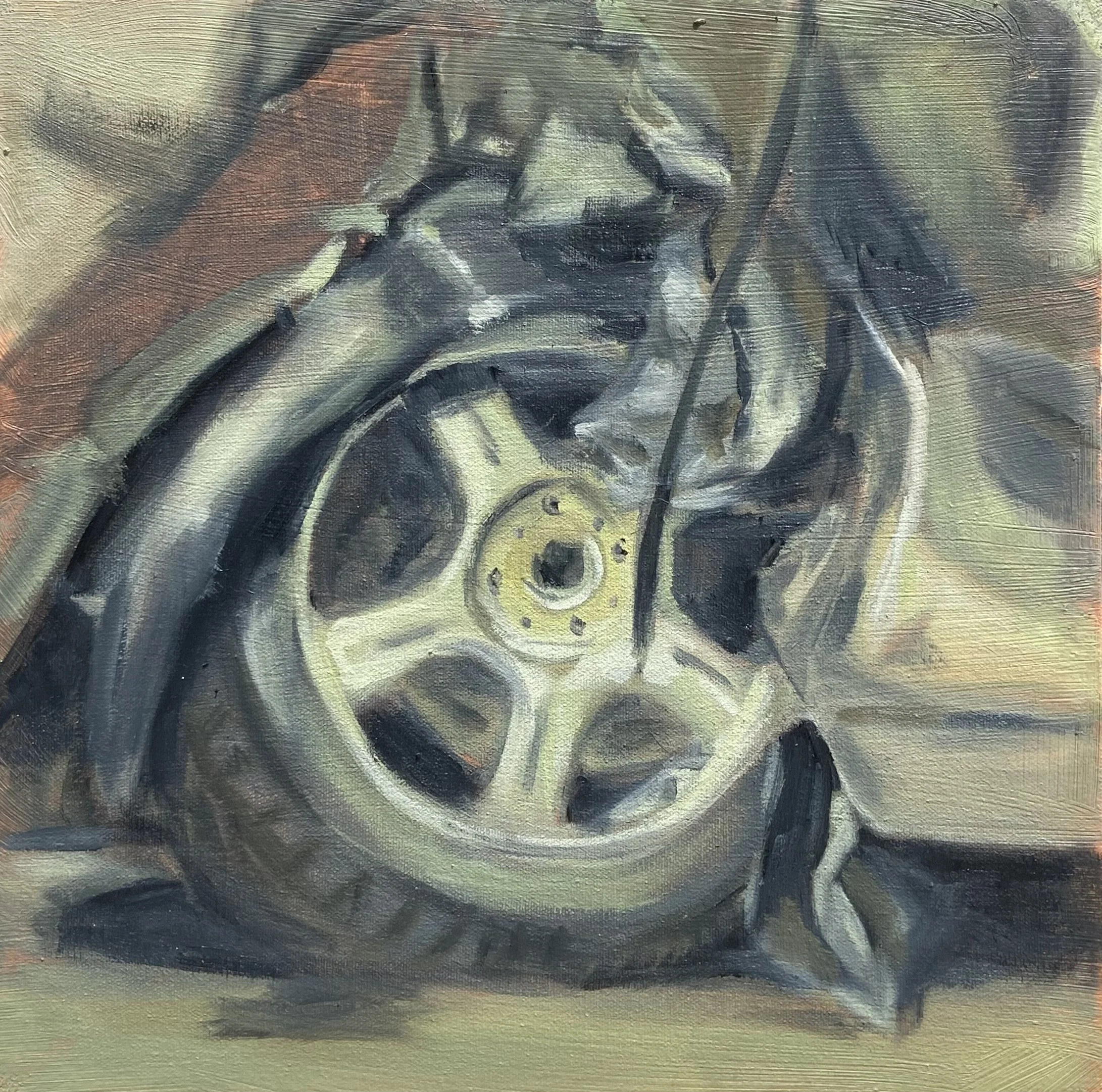 Pintura que muestra un esqueleto de automóvil caído sobre el suelo con partes metálicas visibles y un fondo de tonos oscuros.