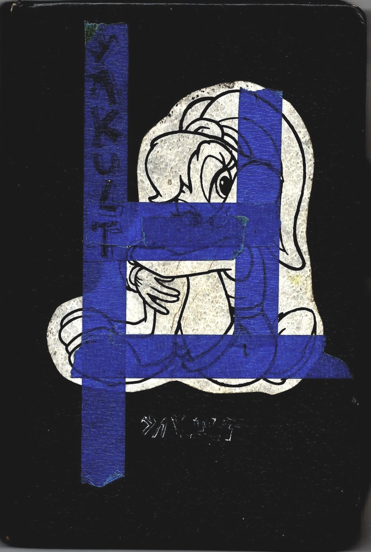 Dibujo de una niña abrazando a un perro, sobre un fondo negro, con marcas de cinta azul y texto difícil de leer.