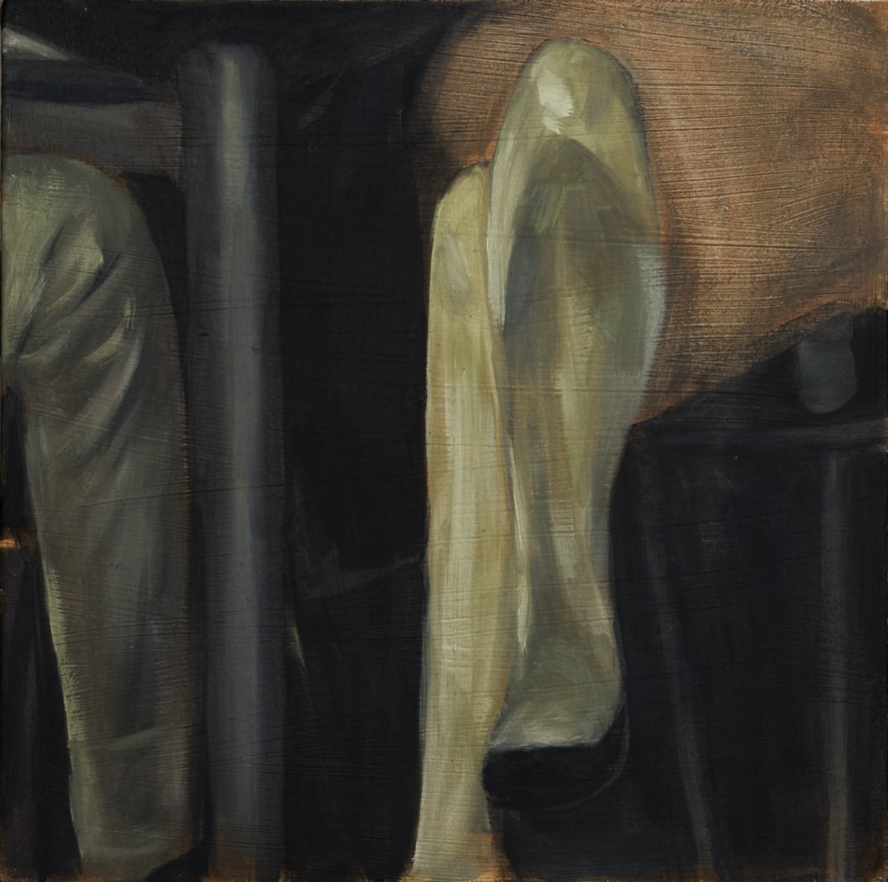 Pintura de unas piernas debajo de una mesa.