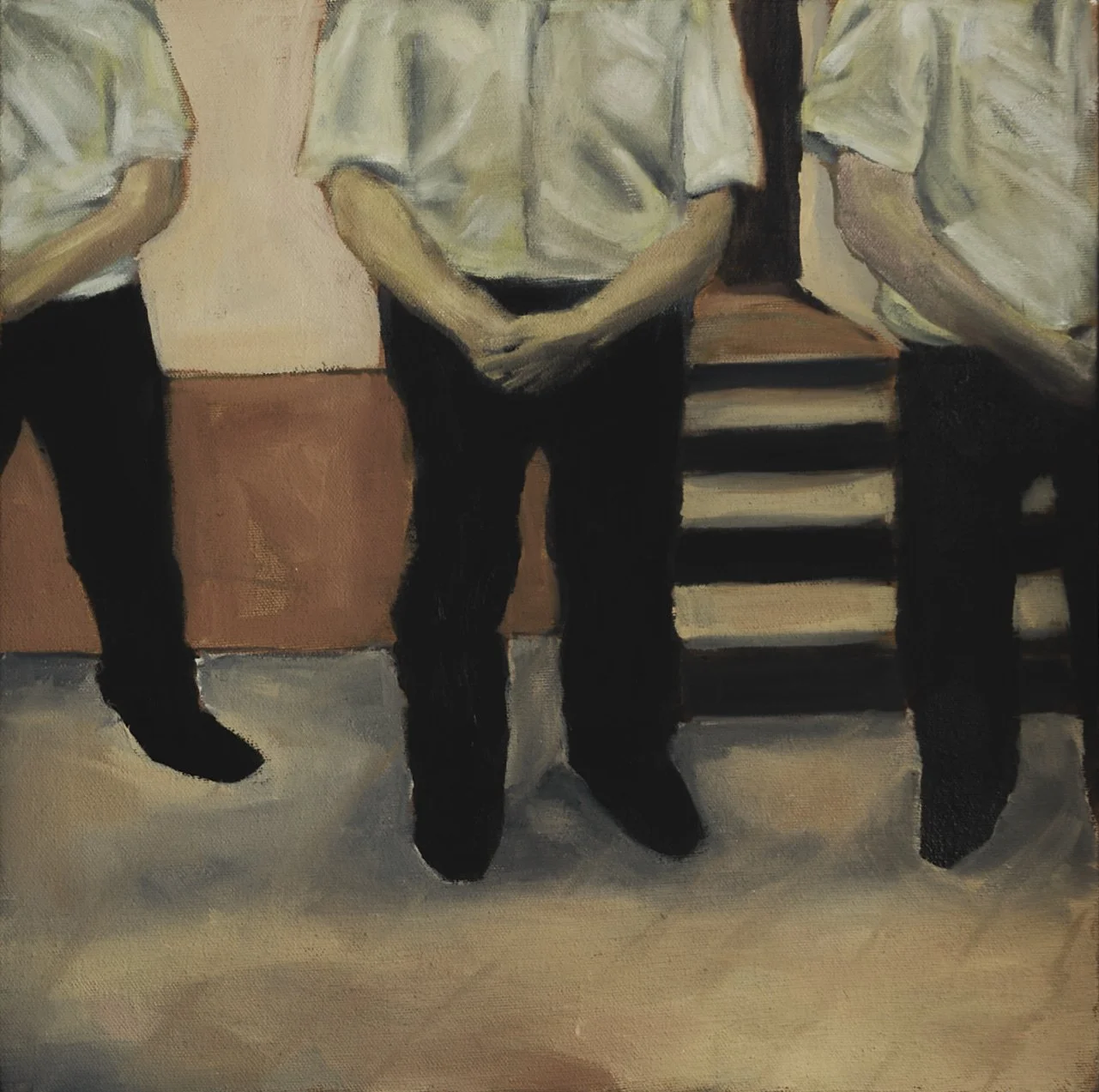 Cuatro niños sentados en una banca con un fondo de paredes en tonos marrones y beige, usando camisetas blancas y pantalones oscuros.
