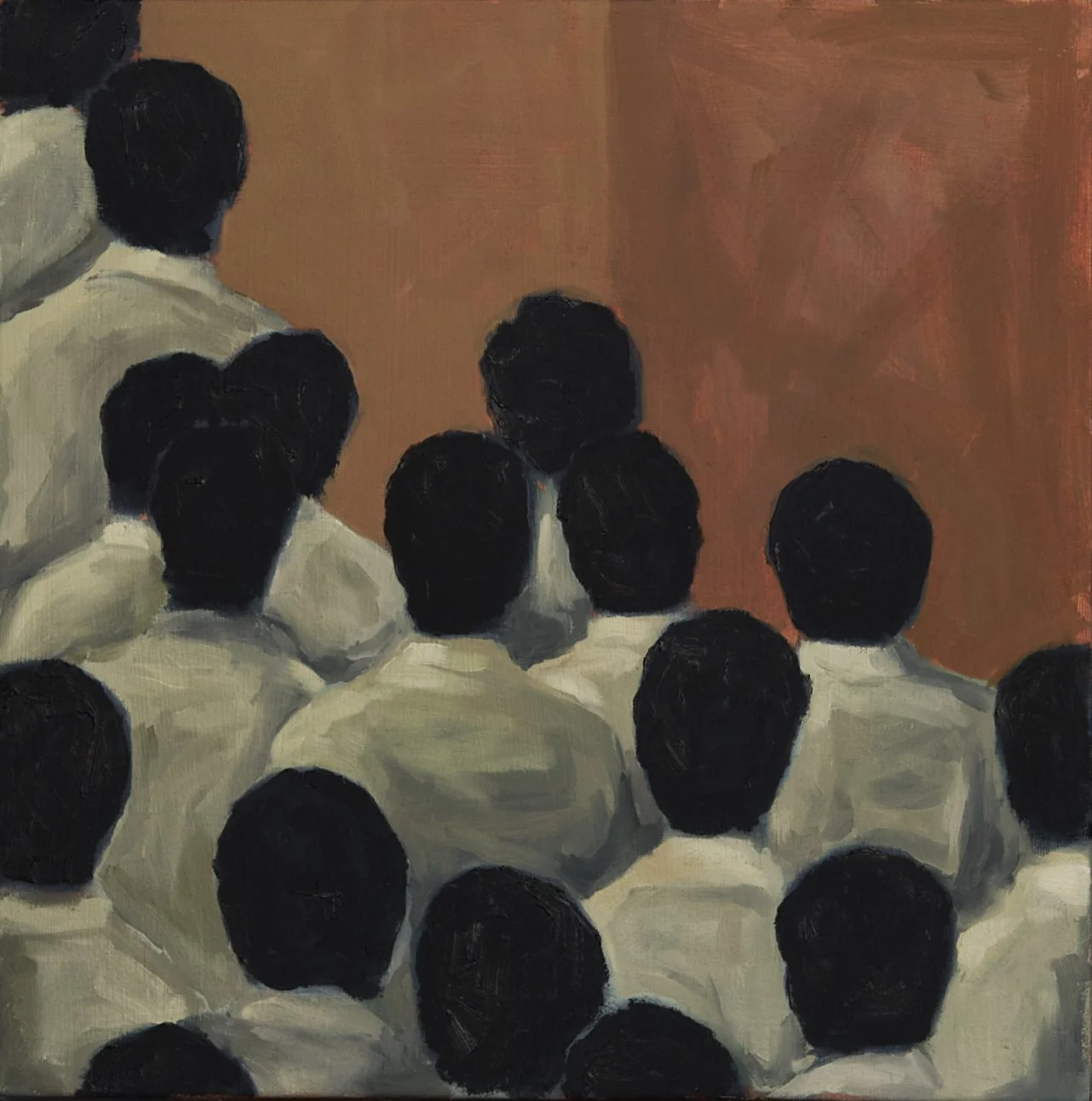 Pintura de un grupo de personas vistas desde atrás, con cabello oscuro y ropa blanca, sentadas mirando una pared de color beige o marrón ladrillo.